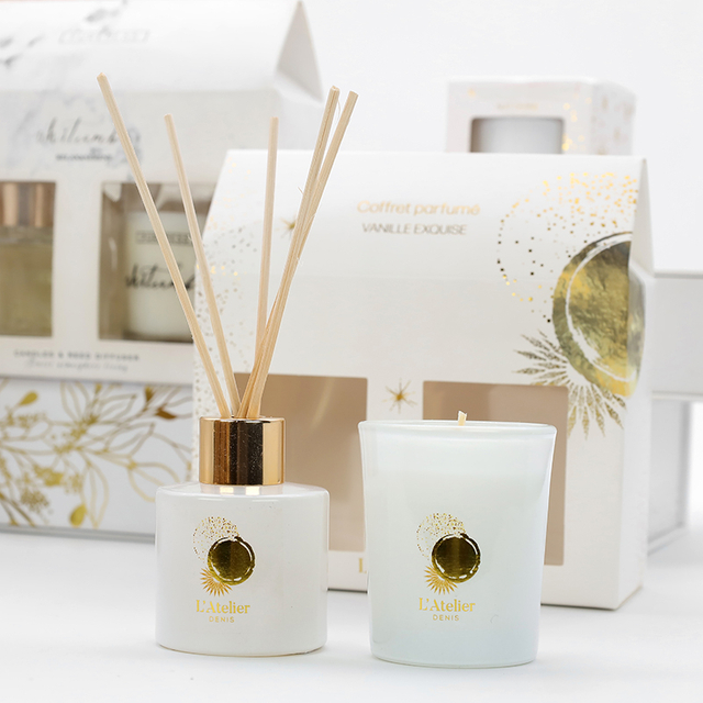 Festive Christmas Glass Scented Candle And Reed Diffuser Gift Set with Snowflake Pattern